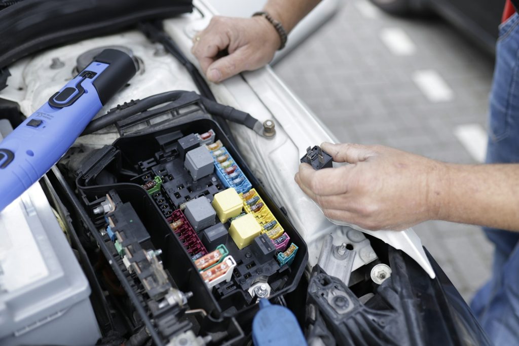 how to unplug a car battery safely